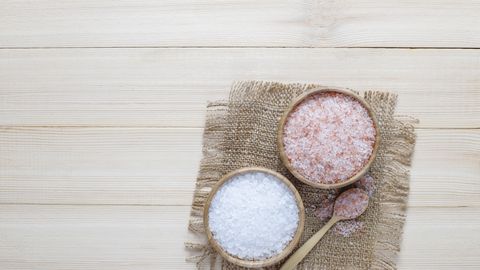 Mida tegelikult teeb roosa Himaalaja soola lisamine joogivette?