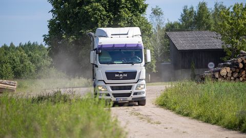 VIDEO ⟩ Eesti veoauto kaotas Rootsis keset sõitu osa koormast