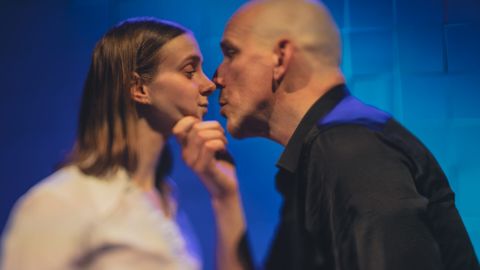 ARVUSTUS ⟩ Noorsooteatri lavastus lahkab 50- ja 14-aastase vahelise suhte õudust