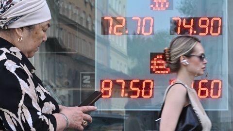 Venelased võtavad rekordkogustes sularaha välja