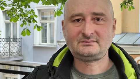 INIMESTEST AEGAMÖÖDA ⟩ Arkadi Babtšenko. Lavastatud mõrv värvilises elus