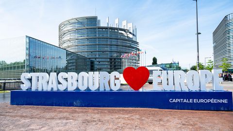 Skandaal Strasbourgis! Euroopa Parlamendi liige vihjas šokeerivalt räpasele hotellile, aga hoidis nime saladuses