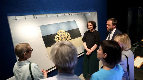 GALERII ⟩ ERMis pidulikult vastu võetud ajalooline lipp jätab õhku mõistatuse