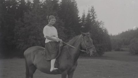 KUULUS EESTI NAISRATSANIK ⟩ Alexandra ratsutas hobusel, mitte monumendil