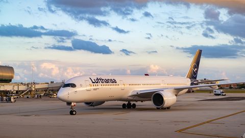 Hirmus vahejuhtum: Lufthansa lennuk vajus ninapidi vastu maad, mitu inimest sai vigastada