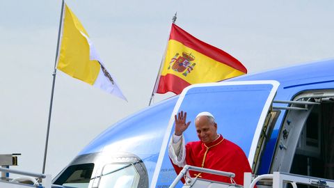 Hispaaniasse saabunud paavst heitleb tähelepanu eest maailmakuulsa popstaariga