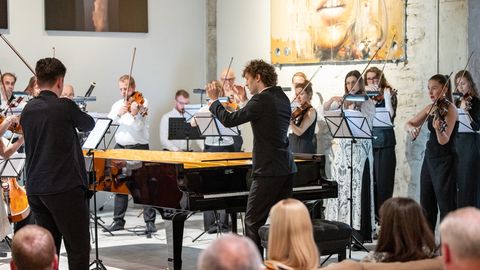 PILTUUDIS ⟩ Eesti Sinfonietta musitseeris Postimehe galeriis