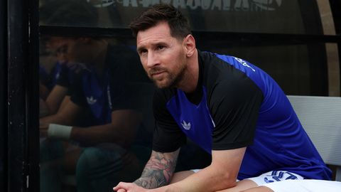 Argentina treeningutega hilinenult liitunud Messi on kimpus vigastusega