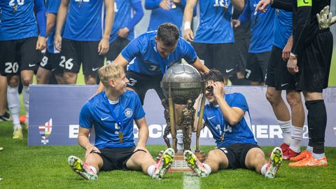 VIDEO ⟩ Eesti jalgpallikoondis tähistas karikavõitu suure tantsu- ja laulupeoga