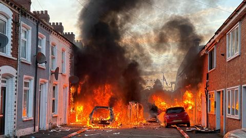 Belfastis puhkesid pärast pussitamisvahejuhtumit vägivaldsed protestid