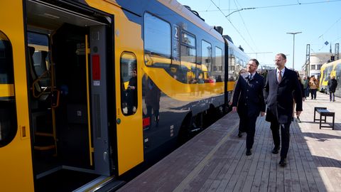 RÖÖV LÄTI RONGIS ⟩ Reisija ründas kontrolöri ja põgenes saagiga