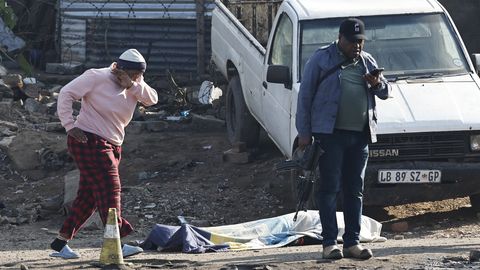 Johannesburgi massitulistamises suri 12 inimest, politsei otsib enam kui kümmet ründajat