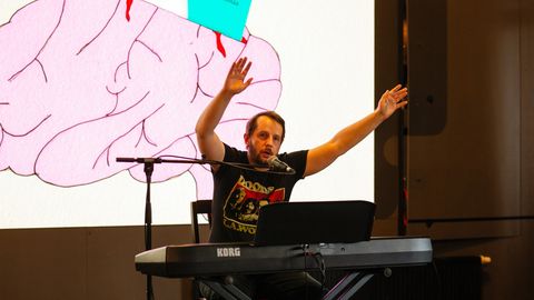 GALERII ⟩ Joonas Veelmaa andis oma luule lugejate hinnata