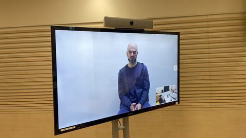 VIDEO KOHTUST ⟩ Tallinnas astus kohtu ette SIM-boksi skeemis süüdistatav Riia meedik