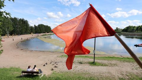 PILDID JA VIDEO ⟩ Viis päeva rannahooaega ja juba on Anne kanali ääres punane lipp