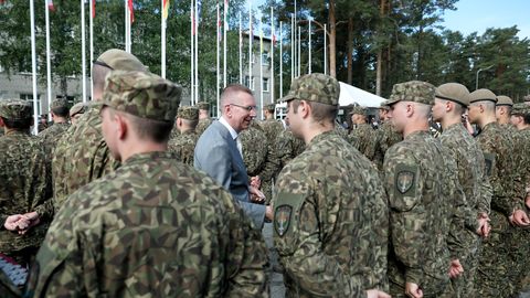 Läti hakkab tulevast aastast kutsuma ajateenistusse ka välismaal elavaid noori