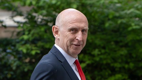 Briti kaitseminister John Healey astus ebapiisavate sõjaliste kulutuste tõttu ametist tagasi