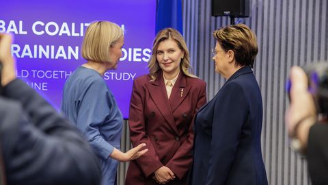 «Ta on ema ja ta võitleb laste eest.» Vastu tahtmist esileediks saanud Zelenska leidis sõjas oma rolli
