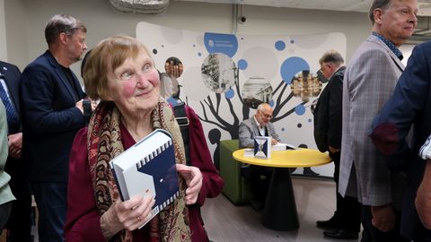 GALERII ⟩ President Alar Karise teekond teadlase «mullist» pärismaailma on nüüd trükitud 1000-lehelisse kogumikku