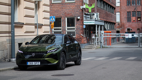 Silm särab, süda valutab: Peugeot 408 võlub ja ärritab korraga – hübriid toimib ainult pool aastast