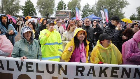 LÕBUS GALERII ⟩ Vihm peotuju ei heidutanud! Vaata, kes olid kohal eestlaste jaanitulel Soomes