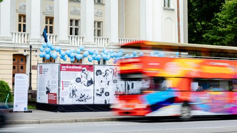 PILDID ⟩ Tallinna kesklinnas peatunud «Pisarate vagun» jutustab küüditatute lugu