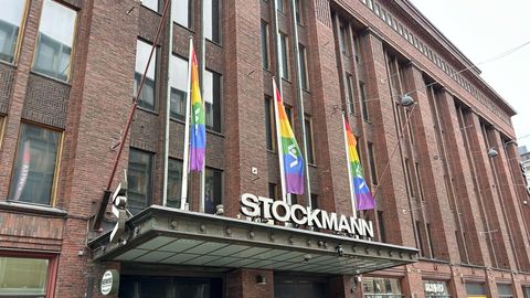 FOTOD ⟩ «Viljandi pole ilmselgelt Helsingi!» Stockmanni pride-väljapanek Soomes sütitas Eestis tulise arutelu