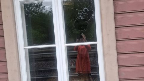 VANDAALIDE KÜÜSIS ⟩ Vaksalihoones tegutseva kohviku aken visati sisse. Perenaine: kõige kurvem on see, et tegemist ei ole enam üksikjuhtumiga