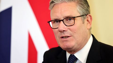 Suurbritannia keelab sotsiaalmeedia kasutamise alla 16-aastastele