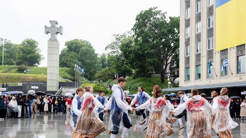 GALERII ⟩ Õpilasmaleva juubelisuvi algas vihmast hoolimata rõõmsalt