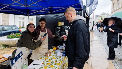 GALERII ⟩ Rakvere vanalinn täitus nädalavahetusel tihedalt rahvaga: vaata galeriid Pika tänava tänavatoidufestivalilt