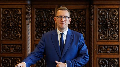 MARTIN EHALA ⟩ Peaingel Miikaeli valimiseelne heitlus lohega