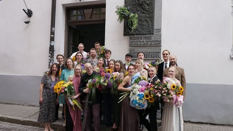 Rahumärgid ja musi rektorile: kuhu suunduvad äsja lavaka lõpetanud noored ja ägedad näitlejad?