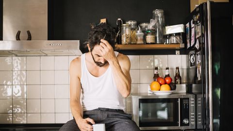 Psühhiaater selgitab: miks tekib pärast meeleolukat pidu «pohmakaärevus»?
