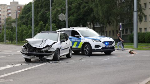 FOTOD JA VIDEO ⟩ Tallinnas põrkasid kokku kaks sõiduautot, üks juhtidest viidi haiglasse