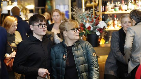 KLÕPS ⟩ Värskelt abiellunud Liis-Katrin Avandi ja Kirke Tarjus tegid ühise tätoveeringu