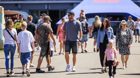 GALERII ⟩ Motospordihuvilised on vallutanud lauluväljaku! Vaata, mis toimub Tallinn Motor Weekendil