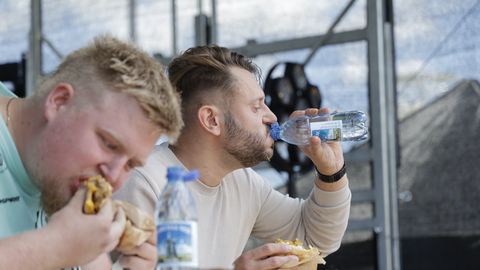 GALERII ⟩ Kõige kiiremaks burgerisööjaks osutus suure isuga ehitaja
