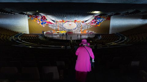 GALERII ⟩ Linnahalli hiigelgobelään läheb esimest korda konserveerimisele