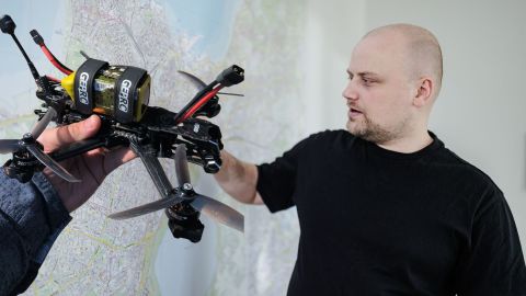 JUHUS? ⟩ Abilinnapea kadunud drooni otsingud lõppesid julgestusmeeskonna sekkumisega: ta märkas kaamerat, mis teda jälgis