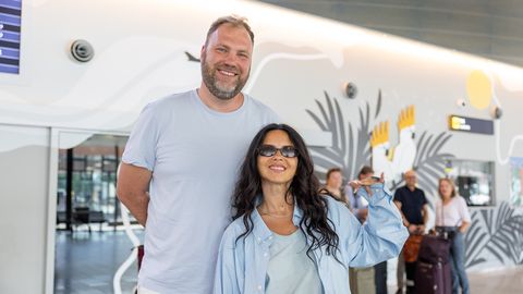 FOTOD ⟩ INNA jõudis Eestisse! Rumeenia superstaar maandus rõõmsameelselt Tallinna lennujaamas
