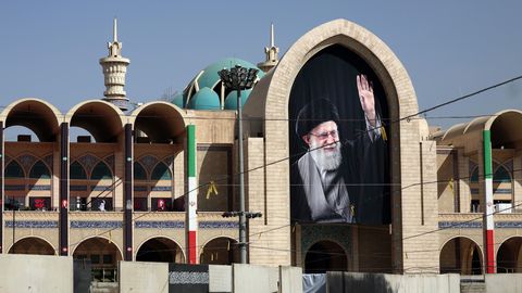 Ajatolla Khamenei surnukeha toodi matusetseremooniaks Teherani