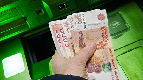 Venelased võtavad ligi 13 miljardit rubla sularaha päevas välja