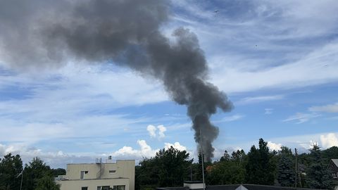 FOTO JA VIDEO ⟩ Pirital süttis kõrvalhoone, kuid leegid ohustasid ka elumaja