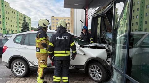 FOTOD SÜNDMUSKOHALT ⟩ Pedaalid läksid sassi: auto sõitis Võrus otse läbi Grossi poe klaasukse