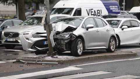 VIDEO JA FOTOD ⟩ Vastu posti sõitnud autost viidi haiglasse kaks väikelast