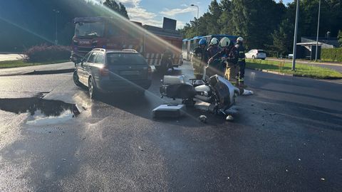 Politsei uurib auto ja mootorratta kokkupõrget