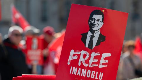 KOMMENTAAR ⟩ Ankara tippkohtumise varjus klaaritakse Istanbulis arveid opositsiooniga