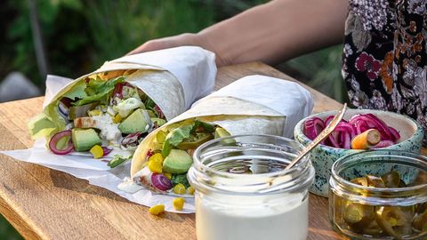 TEISE RINGI GRILLIROAD ⟩ Mida teha grillitud toidust, kui seda jääb järele? Näiteks vahemerelist šašlõkipada