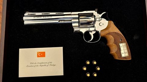 Recep Tayyip Erdoğan kinkis NATO liidritele revolvrid koos laskemoonaga, Kristen Michal pidi oma kingi Türki jätma
